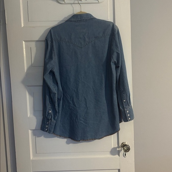 Wrangler Women’s Casual Blue Button Down Shirt with Pearl Snaps - Picture 5 of 5